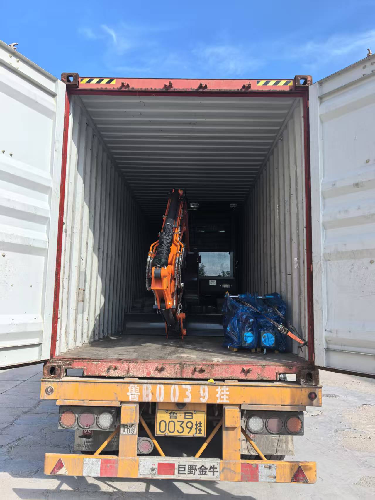 Відправлено два екскаватори 6,5 т