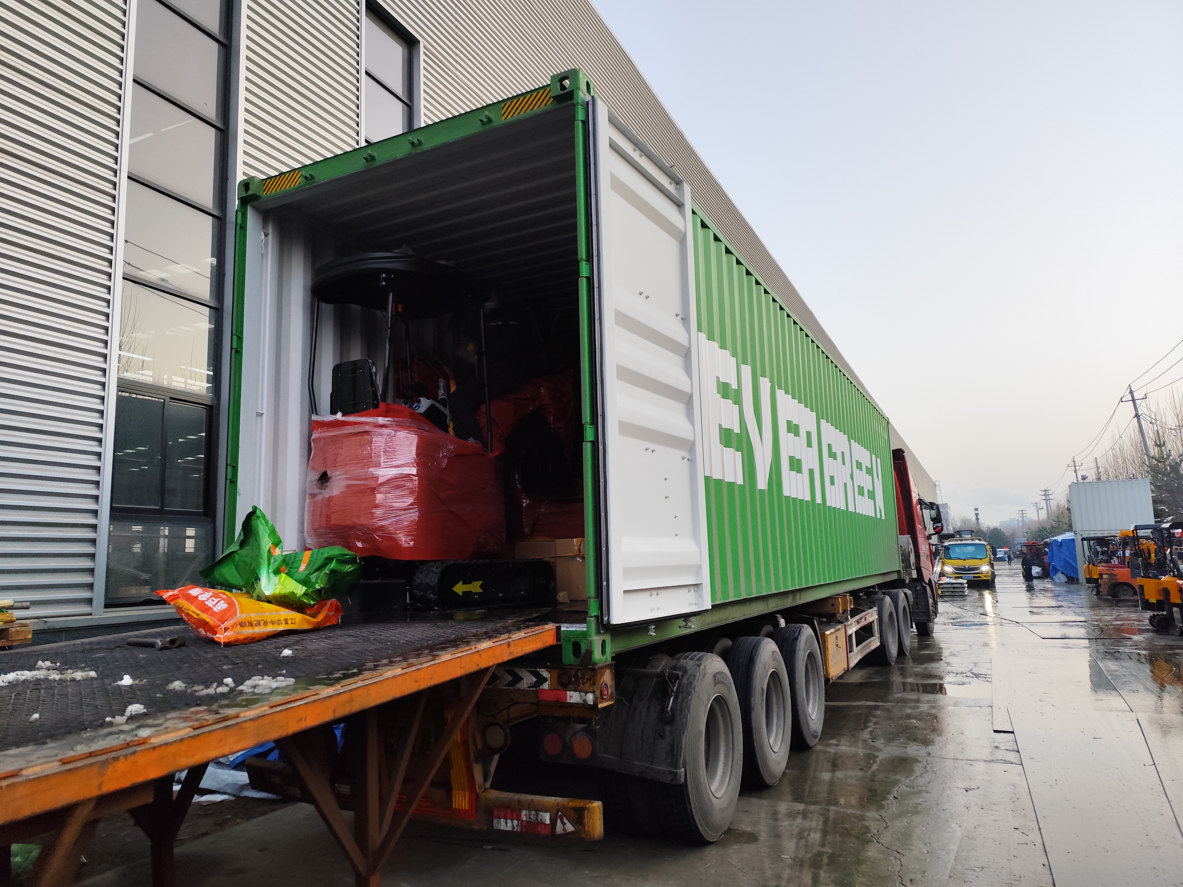 Виробництво міні-екскаватора французького клієнта завершено та відвантажено